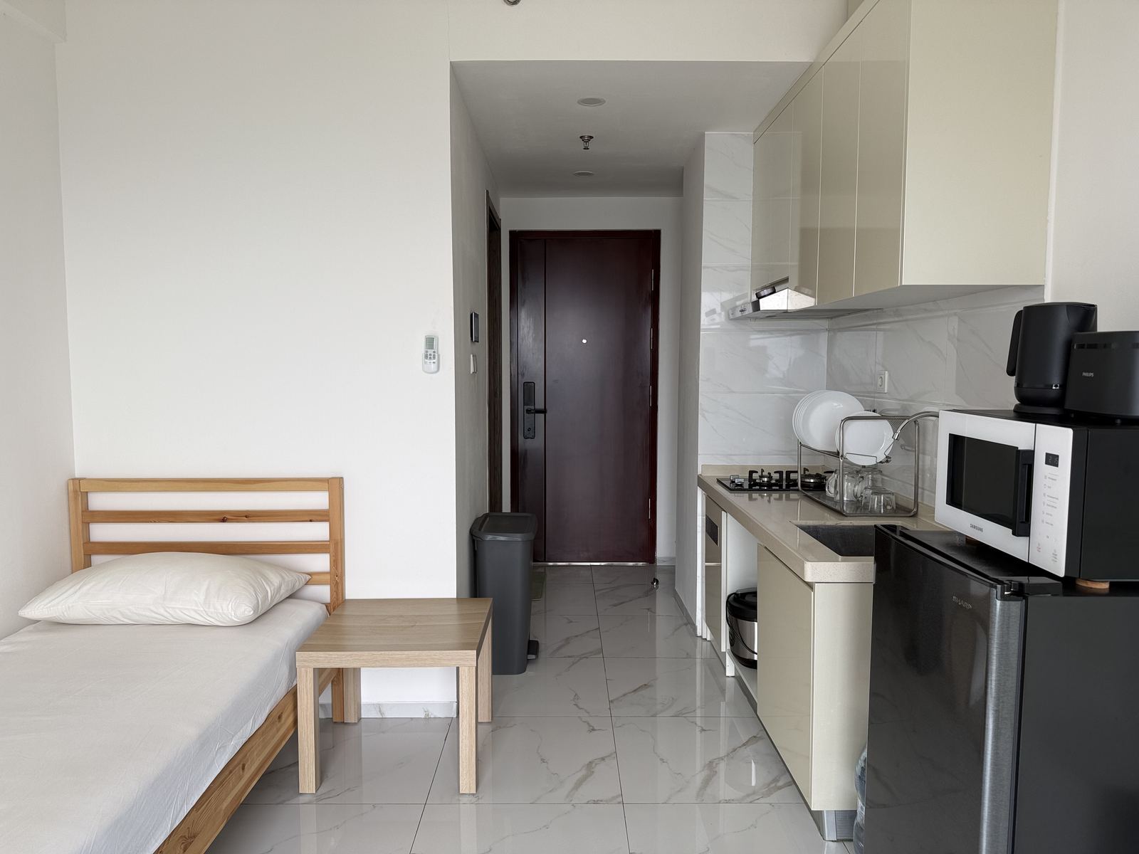 Dapur dan pintu masuk studio SkyHouse BSD Kensington